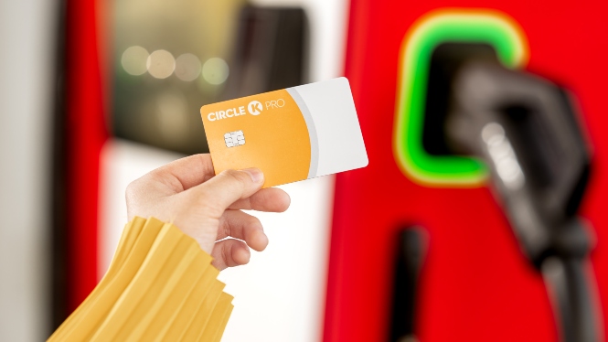 billede af en hånd, der holder et firmakort med en oplader