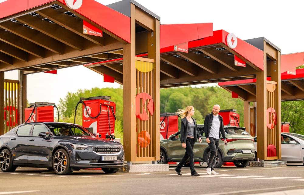 Billede af mand og kvinde ved ladestation