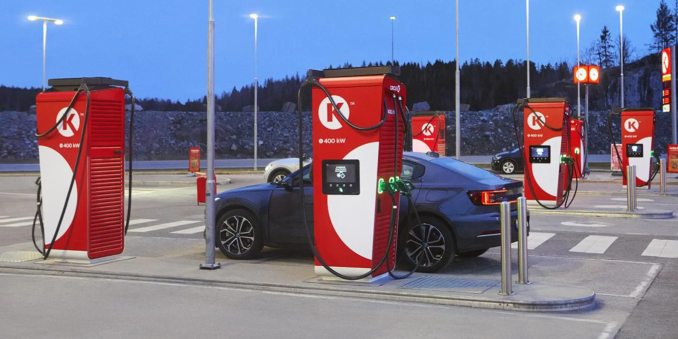 Elbil oplader ved en Circle K-hurtiglader