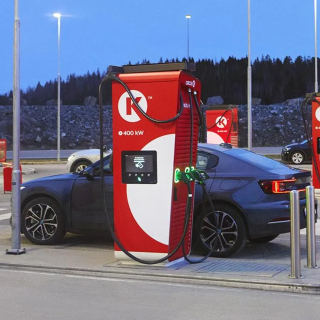 Elbil oplader ved en Circle K-hurtiglader