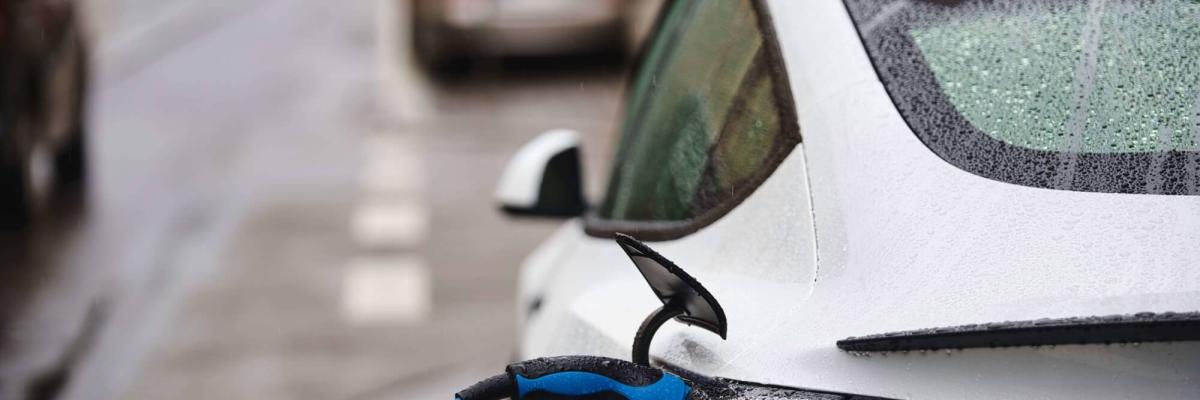 Bør man oplade elbilen, når det tordner?