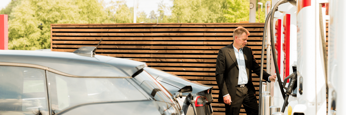 Er du erhvervskunde? Sådan lader du elbilen på vores stationer