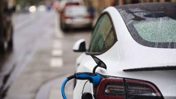 Bør man oplade elbilen, når det tordner?