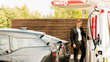 Er du erhvervskunde? Sådan lader du elbilen på vores stationer