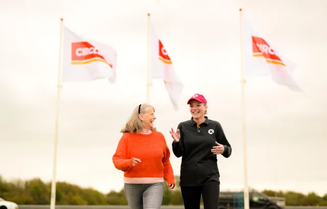 Circle K medarbejder med kunde