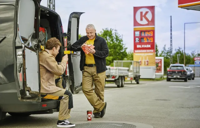 Håndværkere holder pause på Circle K