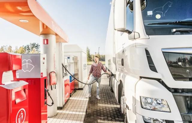 Mand tanker lastbil