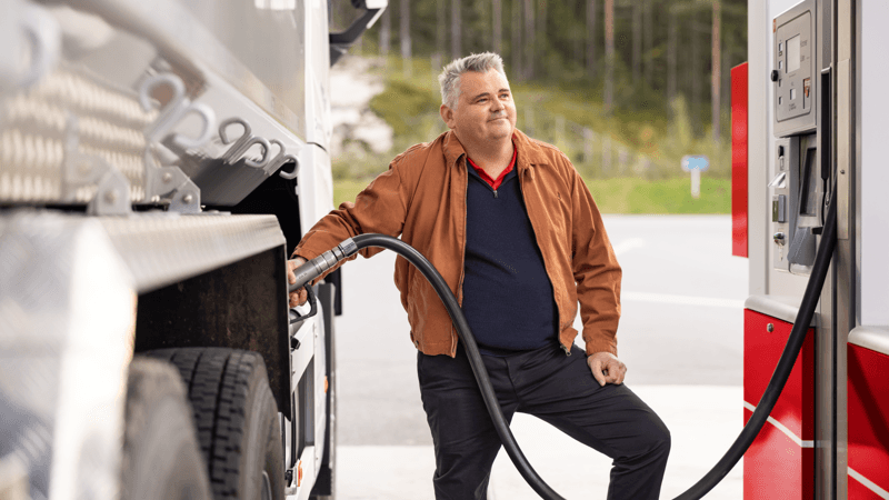 Mand tanker lastbil