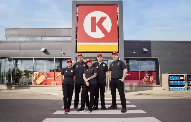 Circle K medarbejder foran station